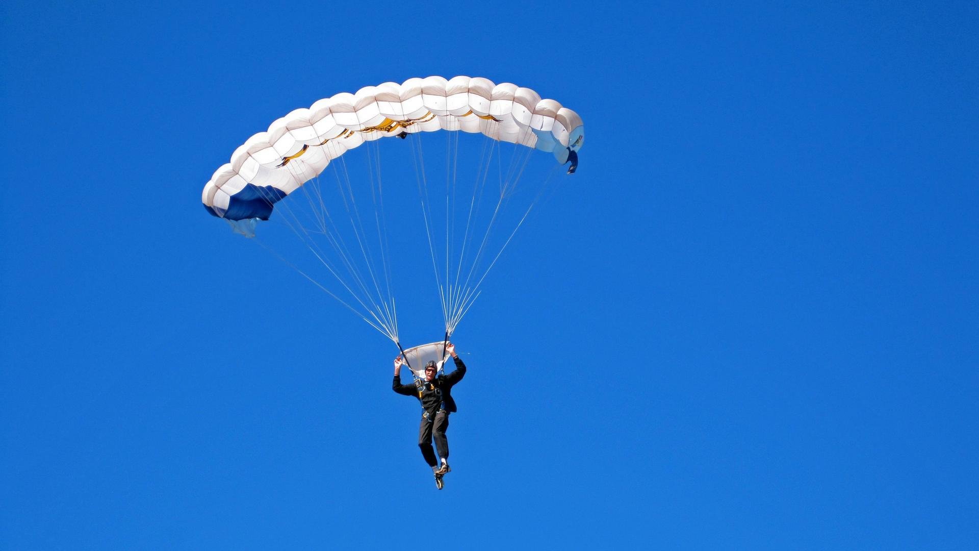 爱游戏官网-法国出局夜，铁血球迷高唱《马赛曲》，法国马赛曲视频